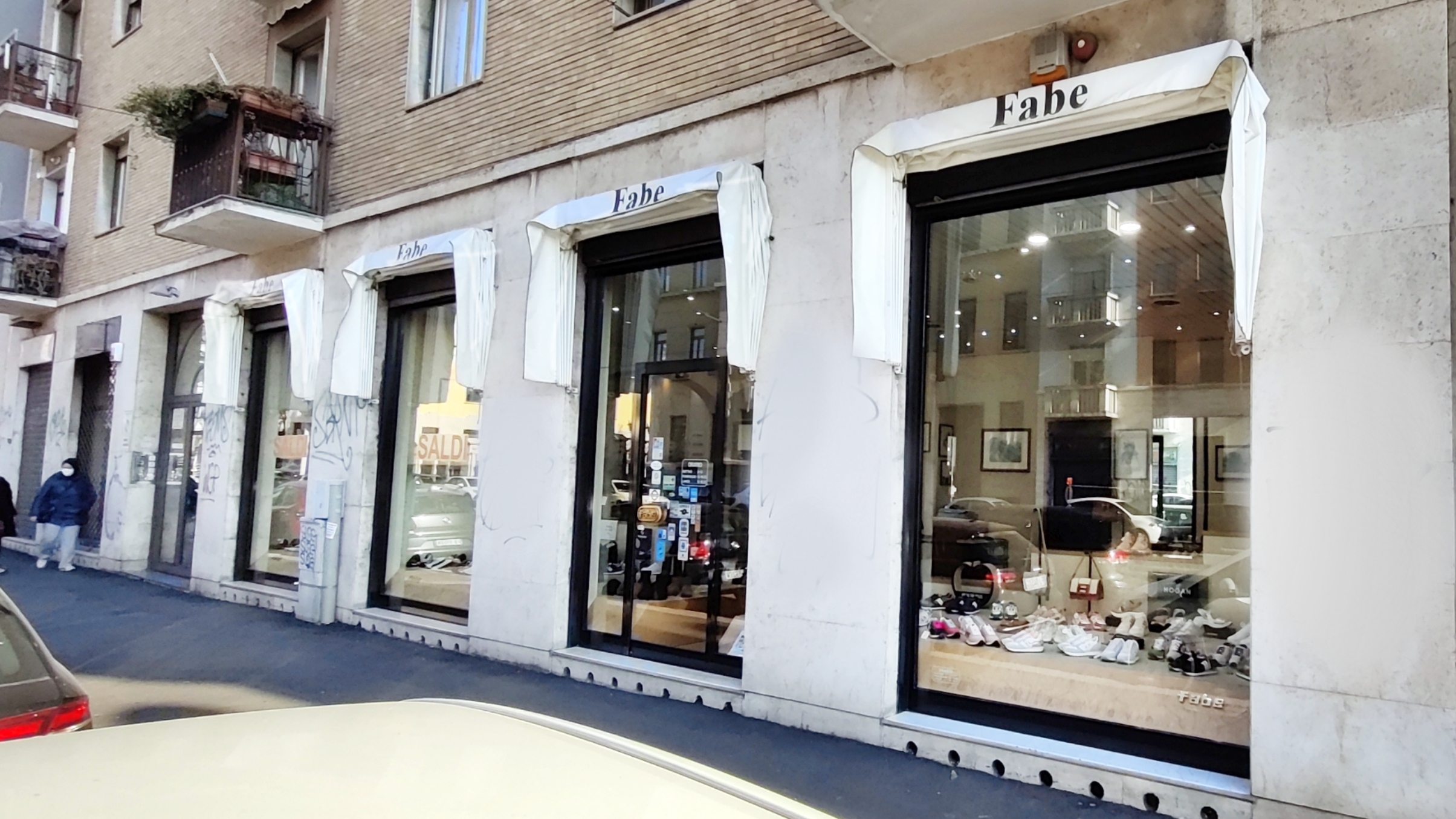 Negozio Doucal's Milano , polacchini mocassini e allacciate vista esterno del negozio ufficiale